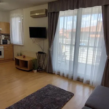 Beszedes-lak, Aranypart Apartment *