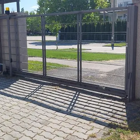 Beszedes-lak, Aranypart Lägenhet